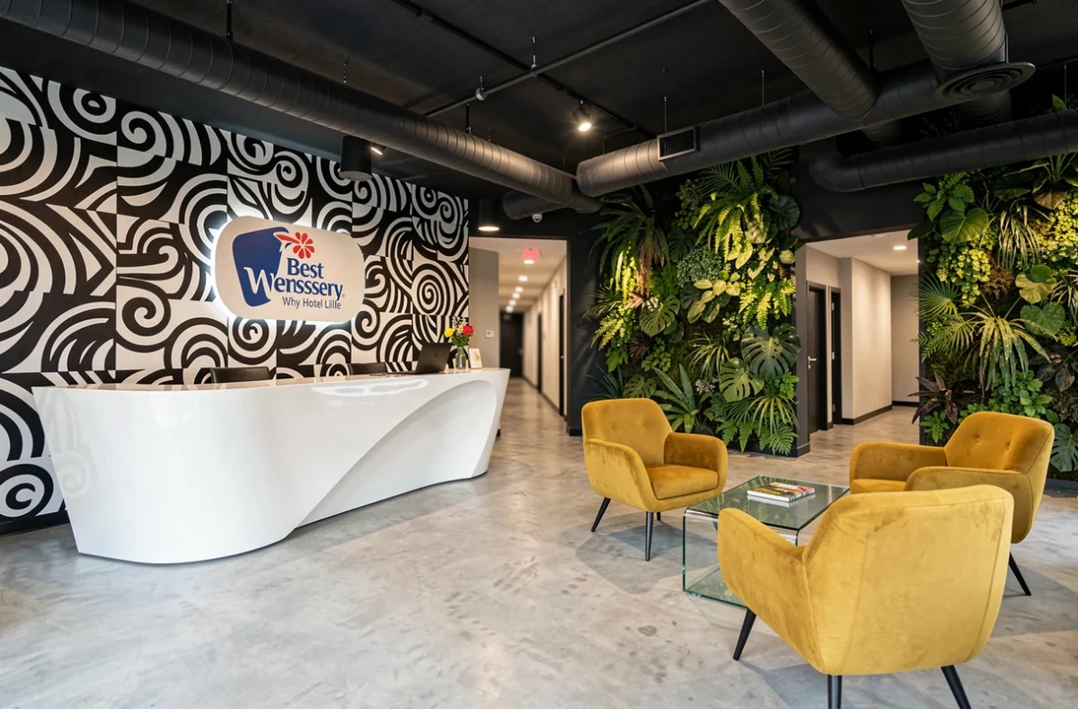 Lobby design contemporain du Best Western Premier Why Hotel Lille avec mobilier coloré et mur végétal