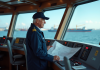 Routes maritimes : quelles sont les trois grandes voies à connaître ? Capitaine de navire en uniforme sur le pont du cargo