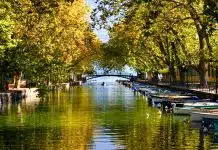 Quelles sont les origines du Pont des Amours d'Annecy ?