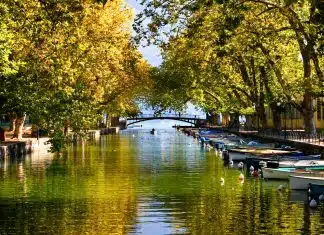 Quelles sont les origines du Pont des Amours d'Annecy ?