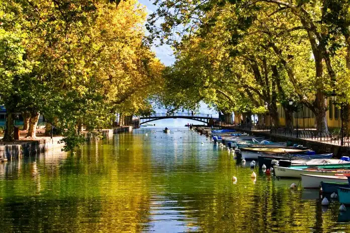 Quelles sont les origines du Pont des Amours d'Annecy ?