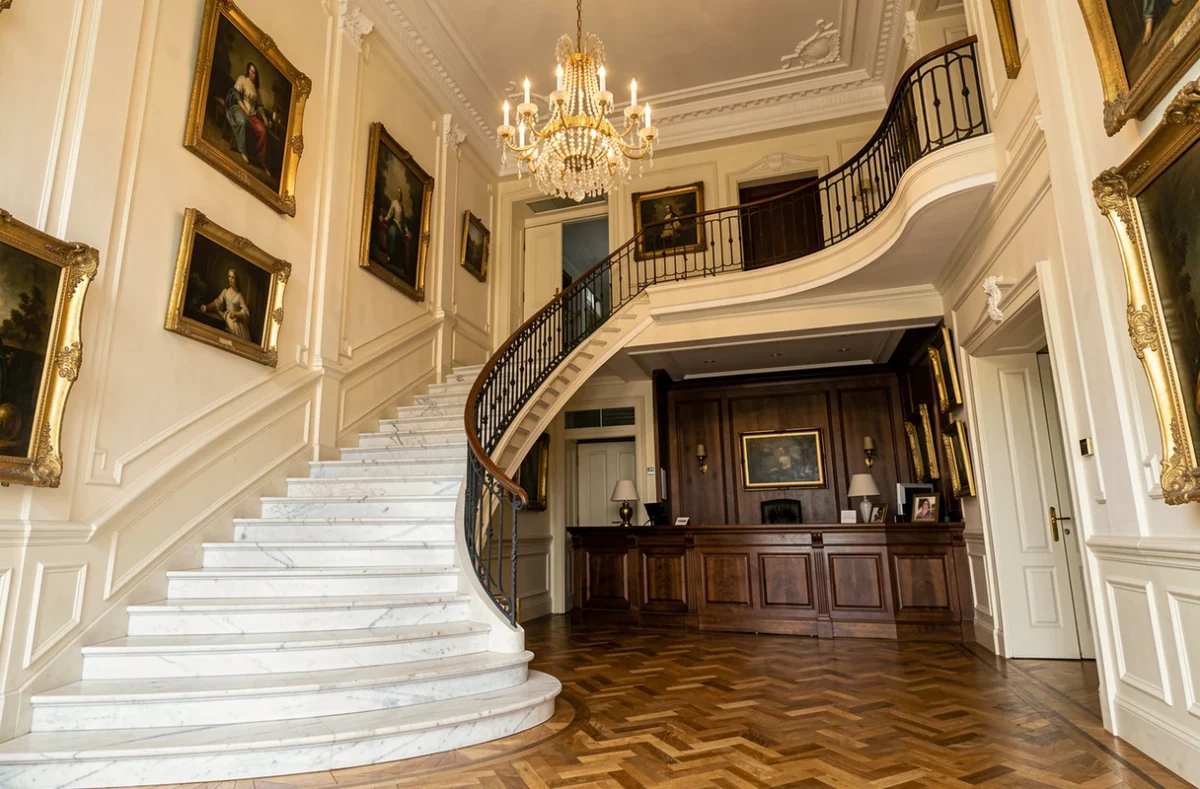 Hall de réception du Grand Hôtel de Valenciennes avec escalier en marbre et lustre en cristal