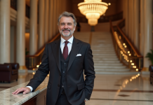 Hôtel le plus cher du monde: classement exclusif des établissements luxueux Homme en costume élégant dans un lobby luxueux d'hôtel