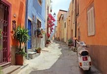 scooter dans une ruelle d'Italie
