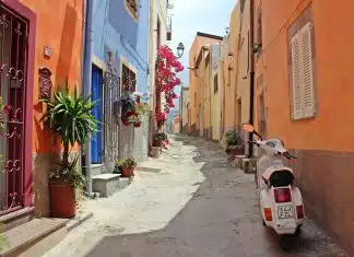 scooter dans une ruelle d'Italie