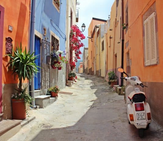 scooter dans une ruelle d'Italie