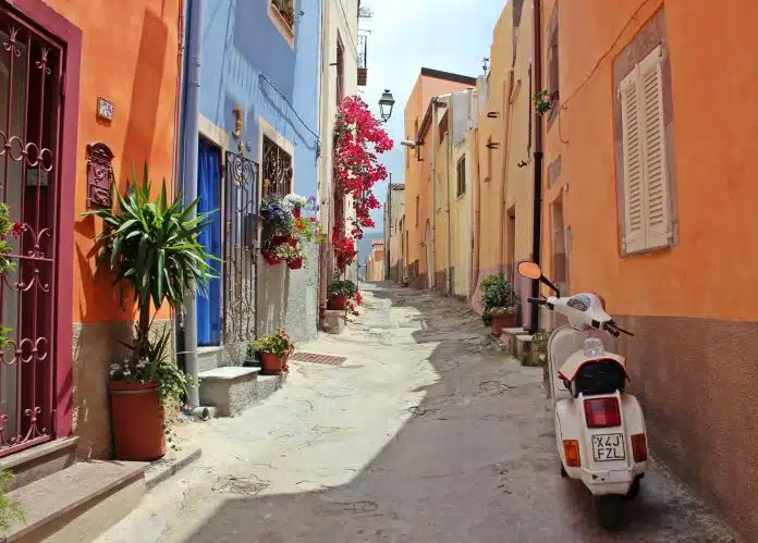 scooter dans une ruelle d'Italie