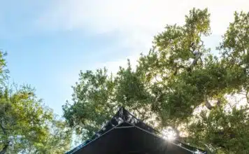 Écolodge vs camping de luxe en tente lodge : quelle option choisir pour vos vacances ?