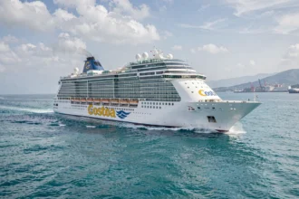Paquebot Costa Croisières naviguant en pleine mer Méditerranée lors d'un tour du monde