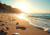Matin serein à la plage d'Agay avec soleil doré et vagues méditerranéennes