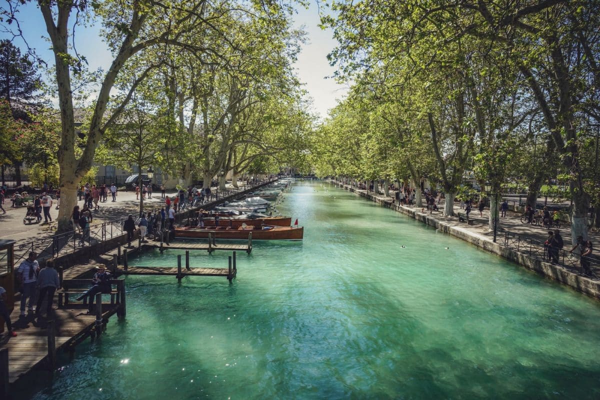 Quelles sont les origines du Pont des Amours d'Annecy ? 